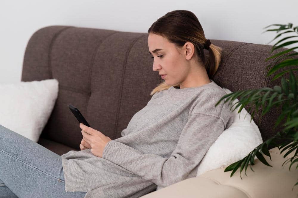 ilustrasi perempuan kesepian