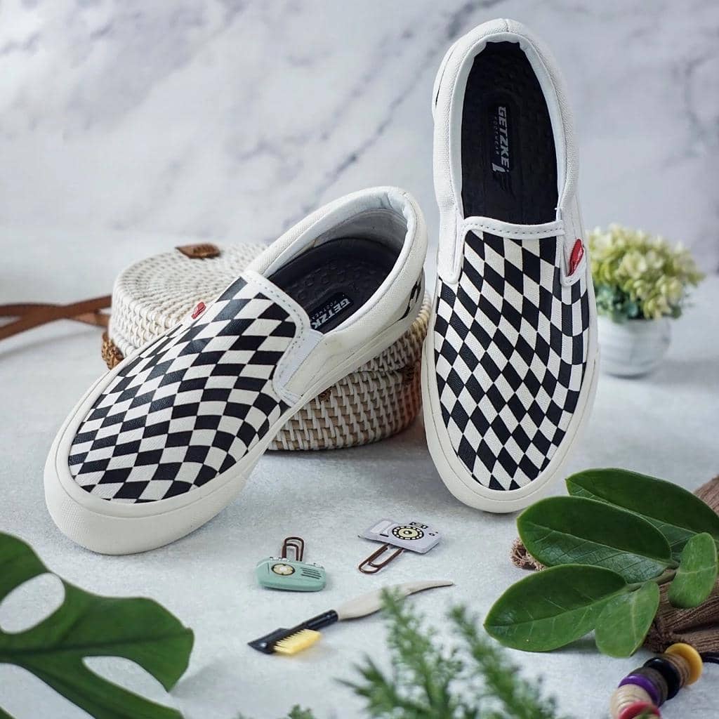 Sepatu slip on checkerboard putih Getzke (shopee.co.id/Getzke Official Shop)