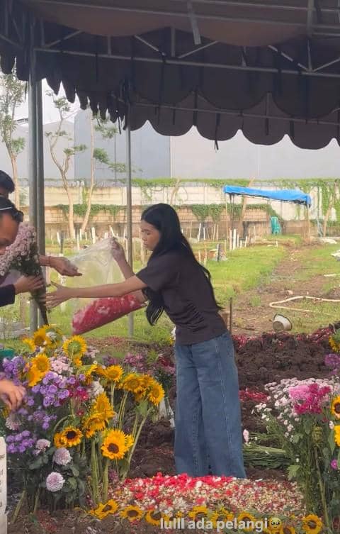 Geng Hanam Ziarah ke Makam Lula Lahfah (instagram.com/narinkovilda)