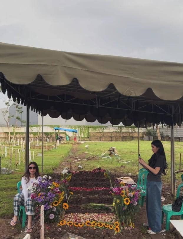 Geng Hanam Ziarah ke Makam Lula Lahfah (instagram.com/narinkovilda)