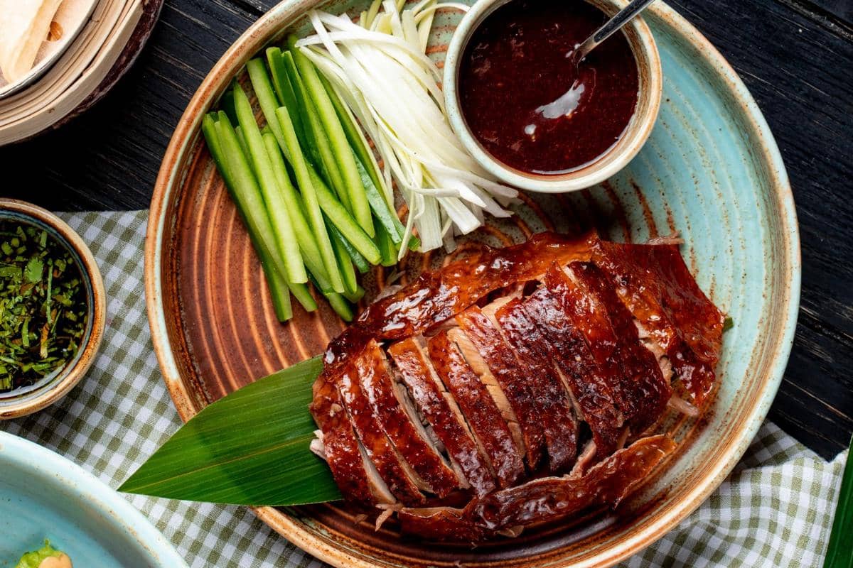 ilustrasi bebek peking yang dihidangkan saat Imlek 