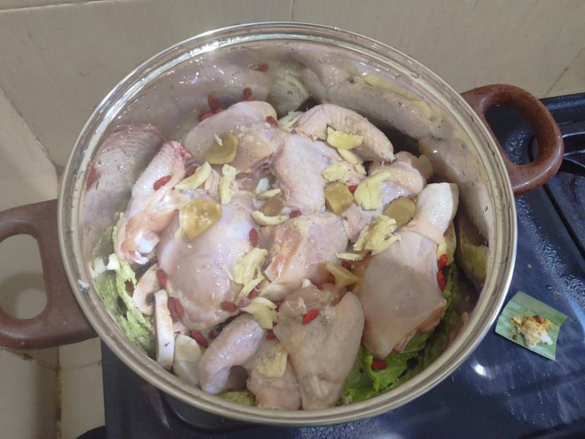 Bahan-bahan ayam rebus kuah gurih. 