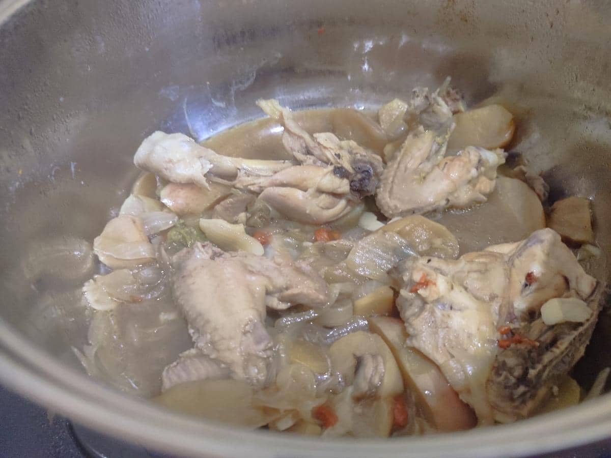 Ayam rebus kuah gurih.