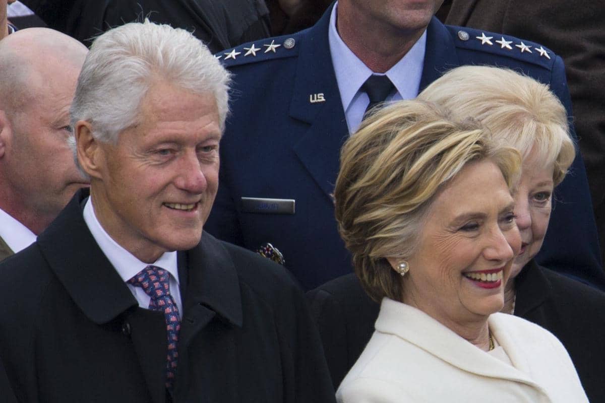 Mantan Presiden AS Bill Clinton dan istrinya Hillary Clinton