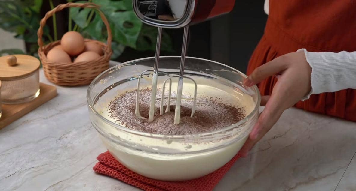 ilustrasi membuat adonan brownies