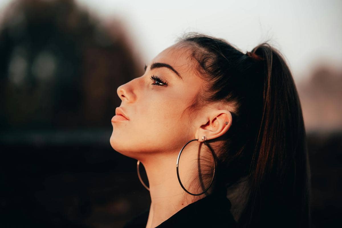 Seseorang menatap langit senja