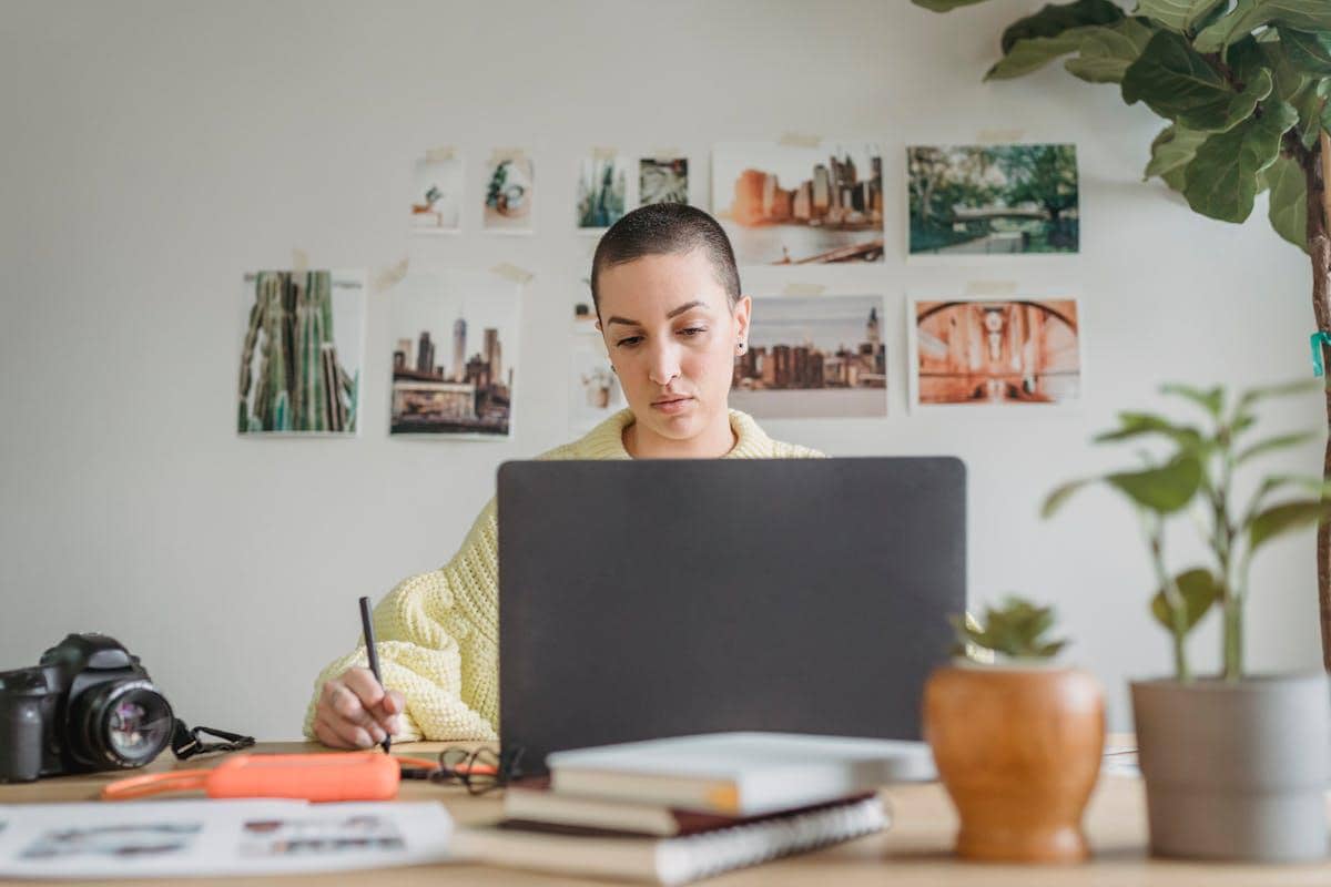 ilustrasi shio Anjing mempunyai integritas tinggi dalam pekerjaan