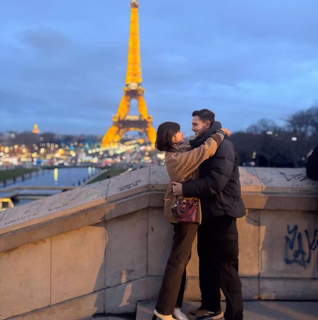 Rifky Balweel dan istri jalan-jalan di Paris.