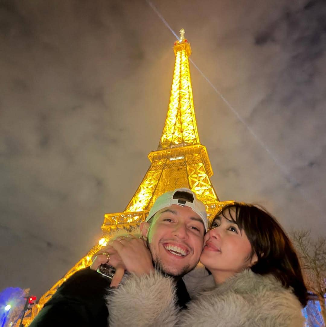 Rifky Balweel dan istri jalan-jalan di Paris.