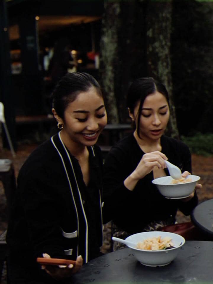 Nikita dan Winona Wily jalan-jalan di Bandung.