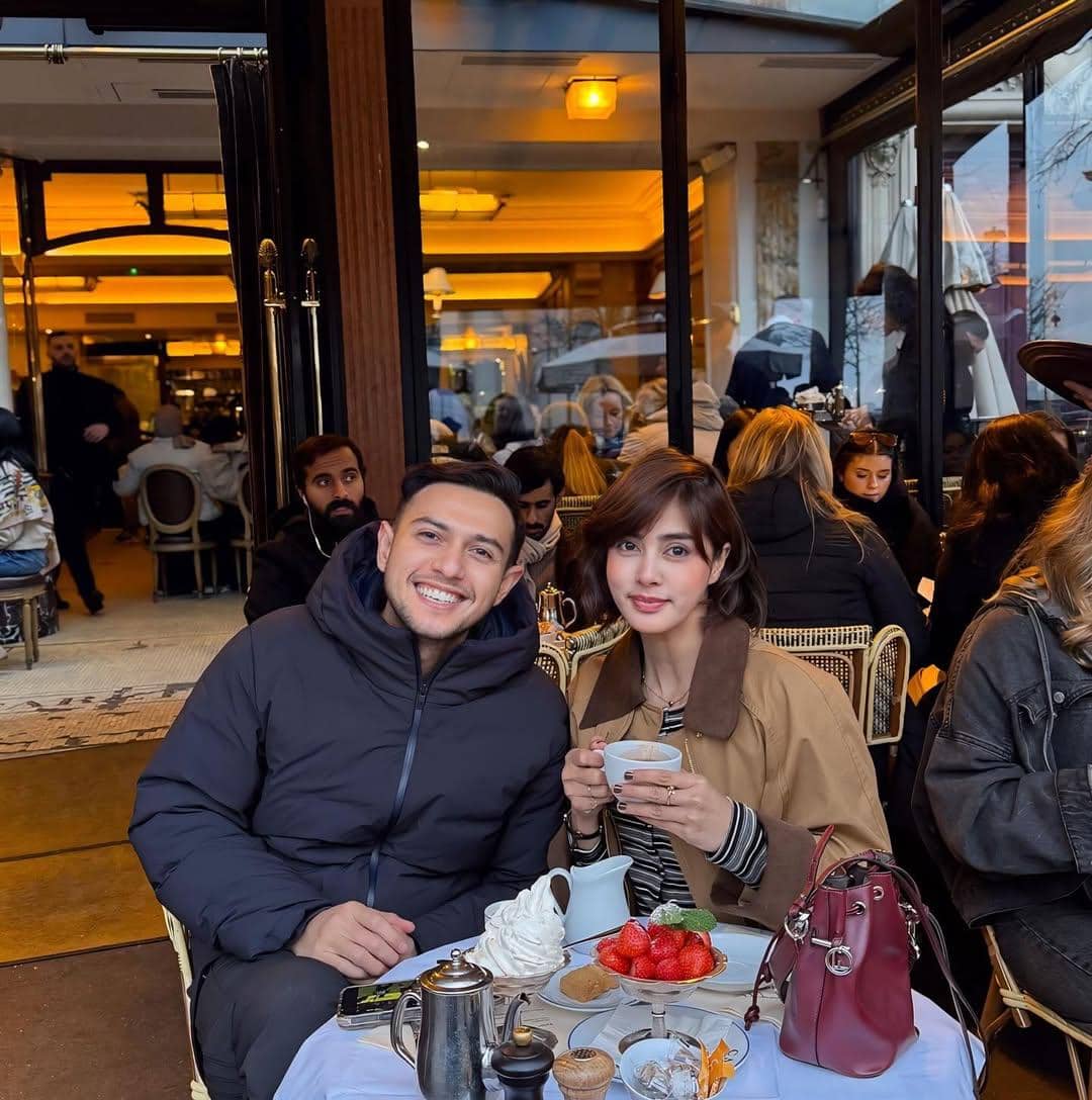 Rifky Balweel dan istri jalan-jalan di Paris.