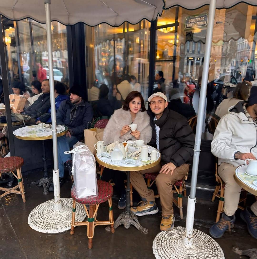 Rifky Balweel dan istri jalan-jalan di Paris.