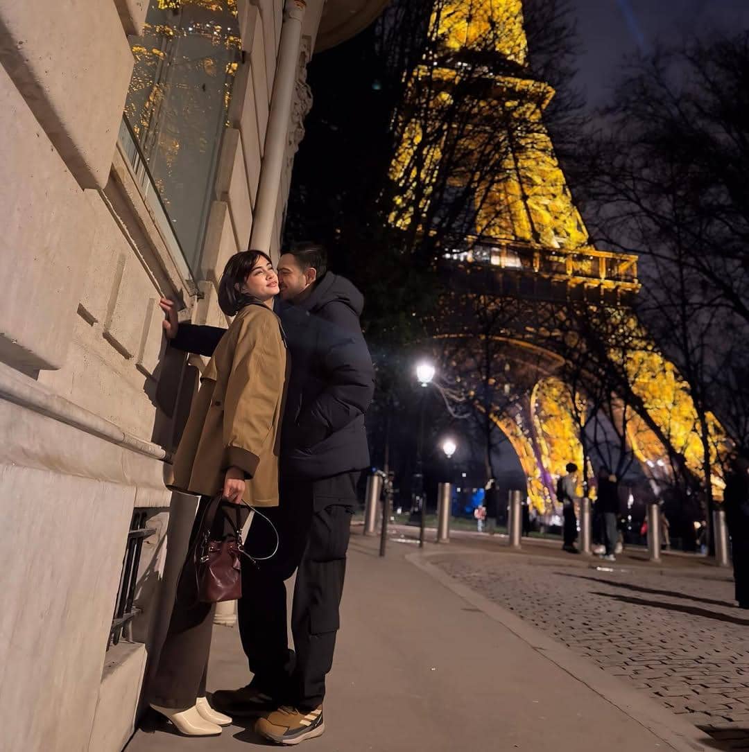 Rifky Balweel dan istri jalan-jalan di Paris.