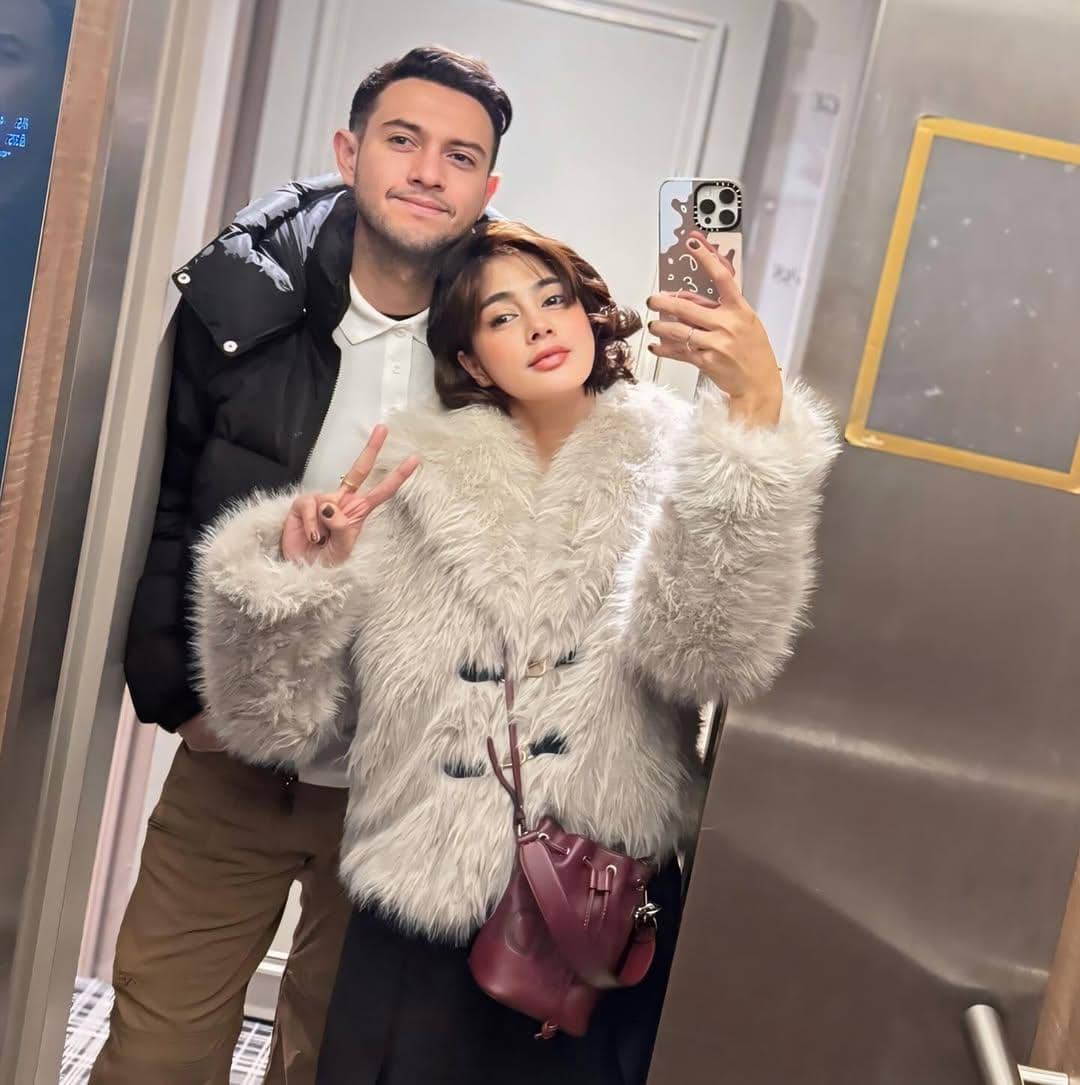 Rifky Balweel dan istri jalan-jalan di Paris.