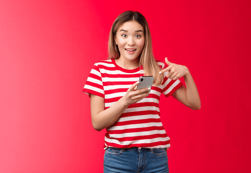 seorang cewek memegang ponsel