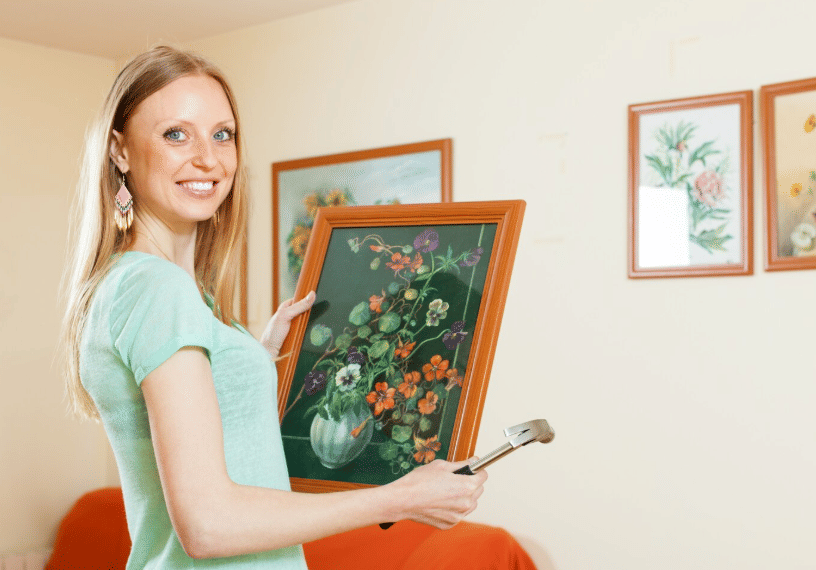 ilustrasi seorang cewek memegang lukisan bunga