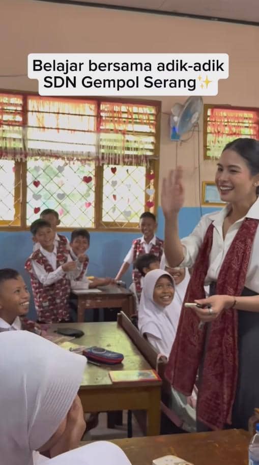 Maudy Ayunda Mengajar di SD (instagram.com/maudyayunda)