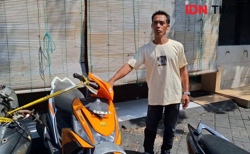 Mahmuddin warga asal Kabupaten Bantaeng, saat melihat motornya yang diamankan di Mako Resmob Polda Sulsel, usai dicuri oleh sindikat curanmor, Selasa  (3/2/2026) IDN Times / Darsil Yahya.