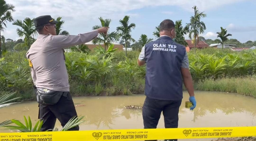 Polisi melakukan olah TKP dua bocah tewas tenggelam. (Dok. IDN Times)