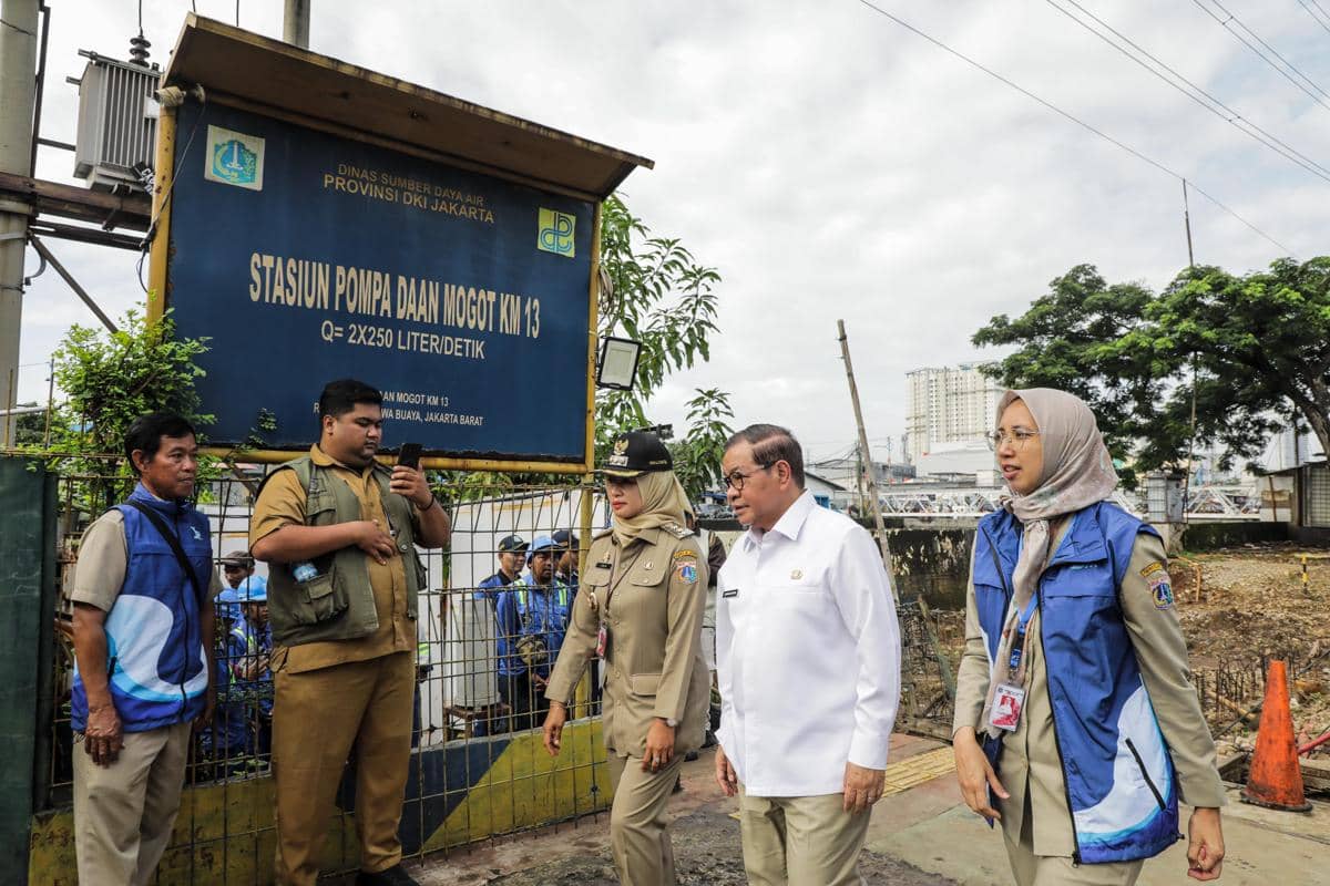Gubernur DKI Jakarta, Pramono Anung, meninjau pembangunan sistem polder dan rumah pompa Daan Mogot di Jakarta Barat.