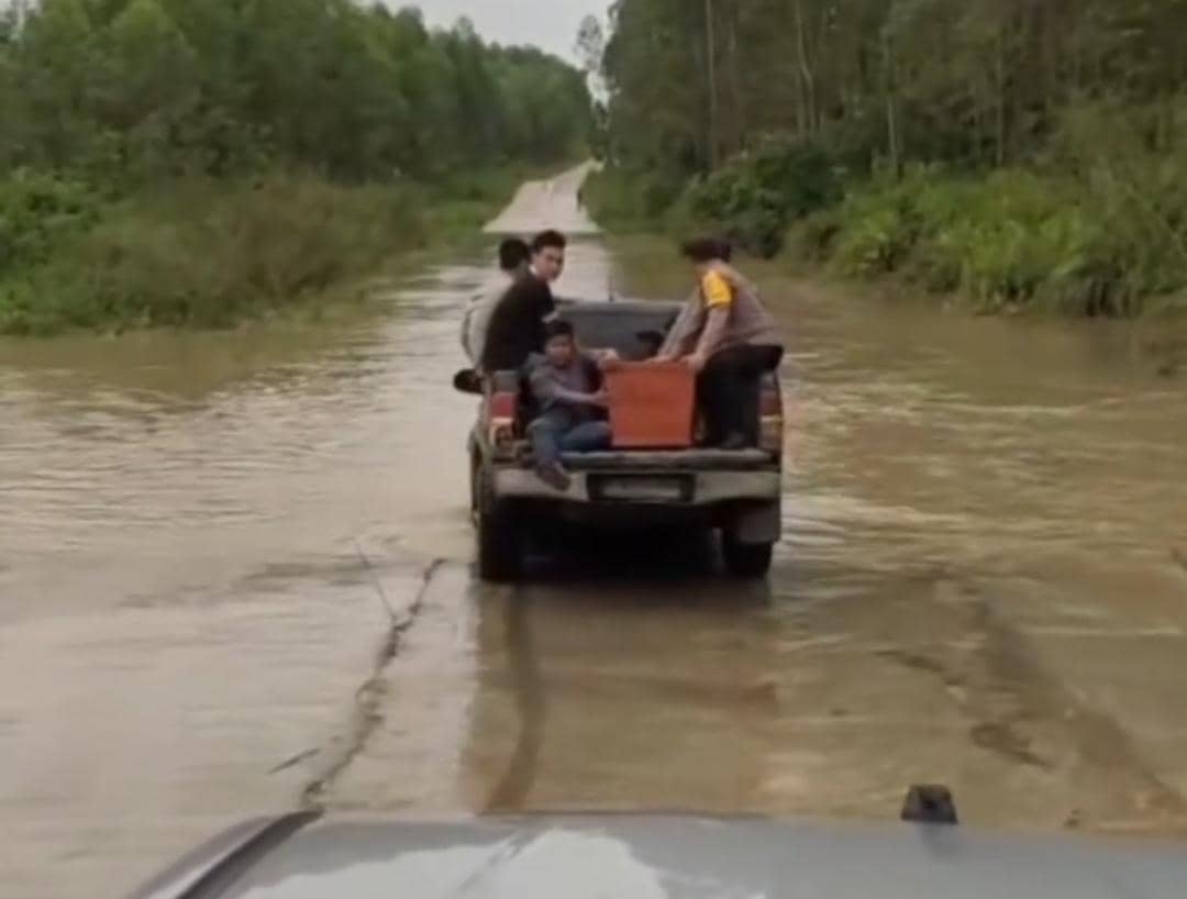 Proses evakuasi jenazah yang dibawa ambulans Yogyakarta di Jalinsum Mura. (Dok. Polsek BTS Ulu)