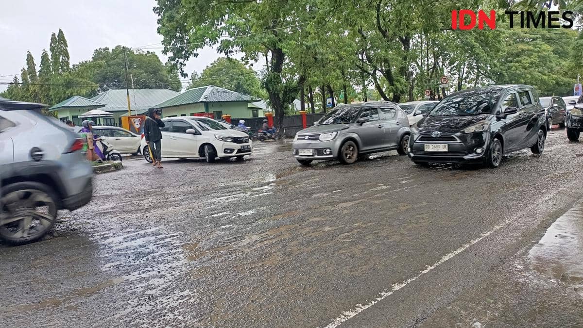 Kondisi Jalan Perintis Kemerdekaan, Makassar, terlihat belum mulus, Selasa (3/2/2026). (IDN Times/Asrhawi Muin) 