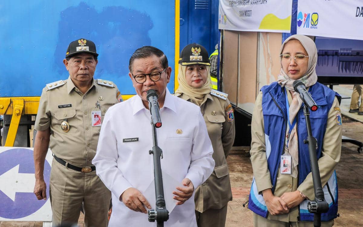 Gubernur DKI Jakarta, Pramono Anung, meninjau pembangunan sistem polder dan rumah pompa Daan Mogot di Jakarta Barat.
