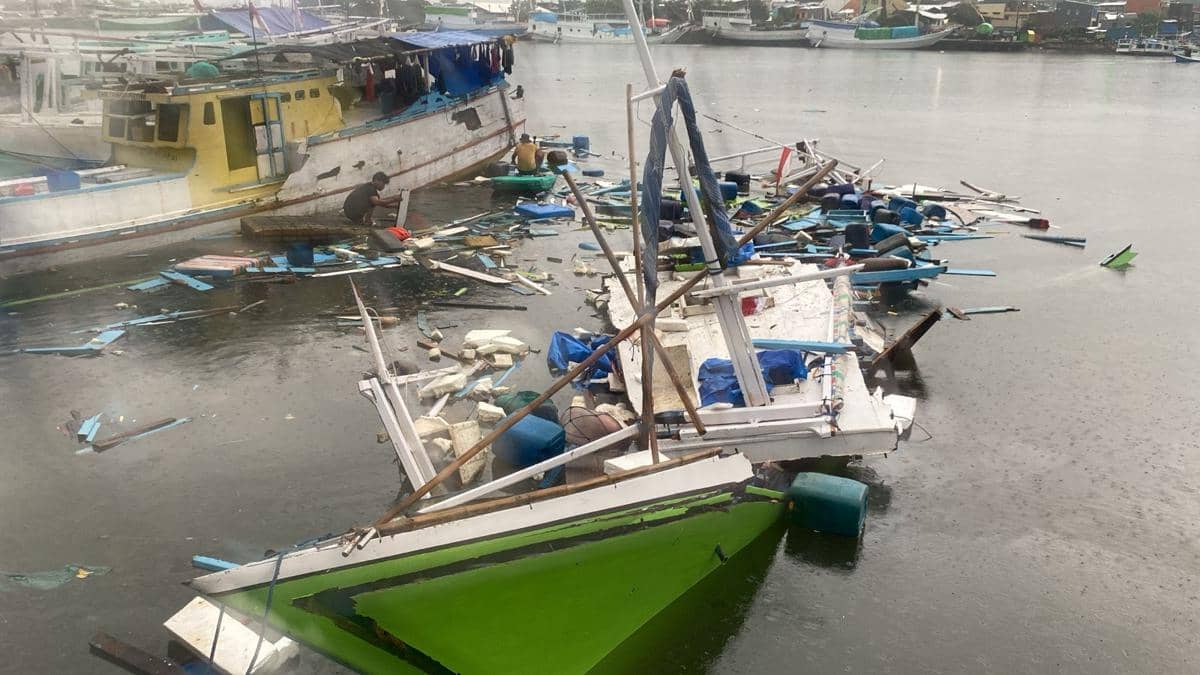Kapal nelayan meledak dan terbakar saat sandar di Pelabuhan Paotere, Kelurahan Gusung, Kecamatan Ujung Tanah, Kota Makassar, Sulawesi Selatan, Selasa, (3/2/2026) (Dok. Basarnas Makassar).