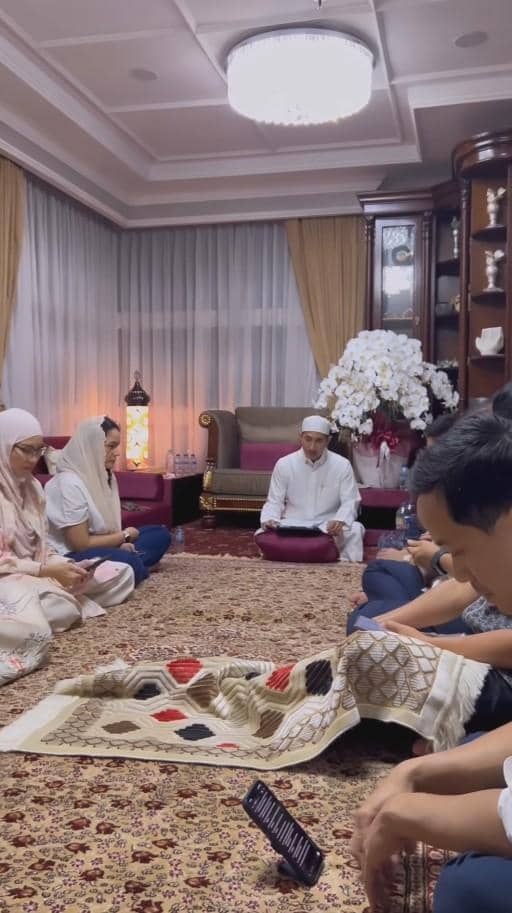 Rieta Amilia Memperingati Malam Nisfu Syakban (instagram.com/rieta_amilia)