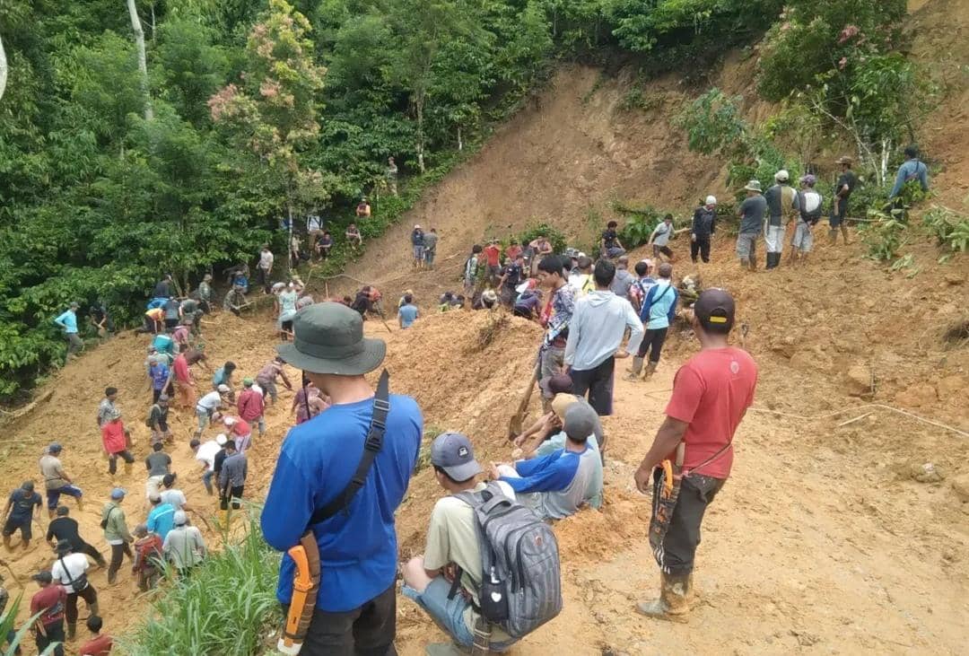 Kondisi longsor di jalan menuju Desa Tanjung Harapan, Kecamatan Sindang Danau, Kabupaten OKU Selatan. (Dok. Pemkab OKU Selatan)