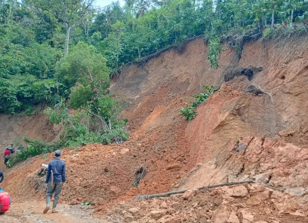 Kondisi longsor di jalan menuju Desa Tanjung Harapan, Kecamatan Sindang Danau, Kabupaten OKU Selatan. (Dok. Pemkab OKU Selatan)