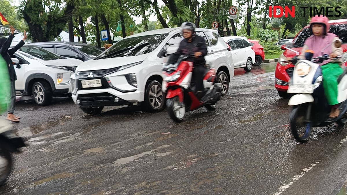 Kondisi Jalan Perintis Kemerdekaan, Makassar, terlihat belum mulus, Selasa (3/2/2026). (IDN Times/Asrhawi Muin) 