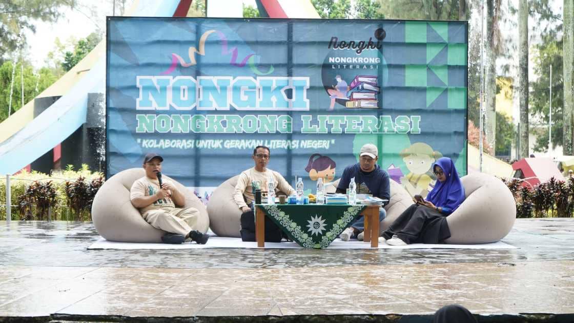 kegiatan Nongki Bedah Buku di Taman Kota Metro