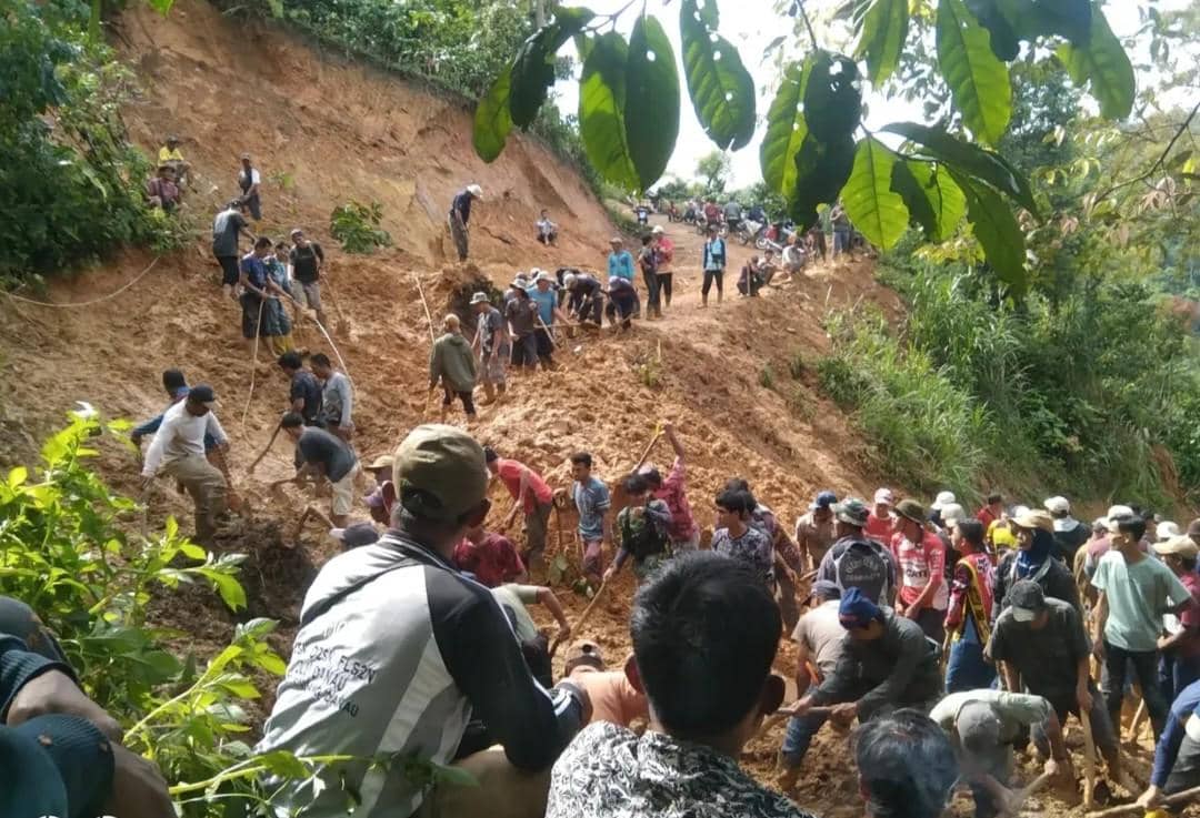 Kondisi longsor di jalan menuju Desa Tanjung Harapan, Kecamatan Sindang Danau, Kabupaten OKU Selatan. (Dok. Pemkab OKU Selatan)