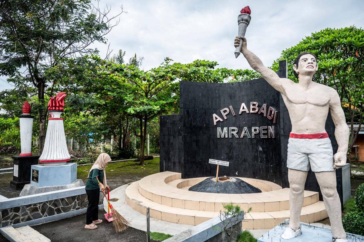 Petugas menyapu di dekat situs Api Abadi Mrapen yang padam di Desa Manggarmas, Godong, Grobogan, Jawa Tengah, Selasa (3/2/2026). (ANTARA FOTO/Aprillio Akbar)