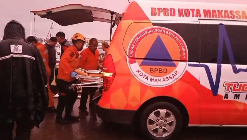 Basarnas dan BPBD Makassar saat evakuasi korban ledakan kapal di Pelabuhan Paotere, Selasa, (3/2/2026) (Dok. BPBD Makassar).