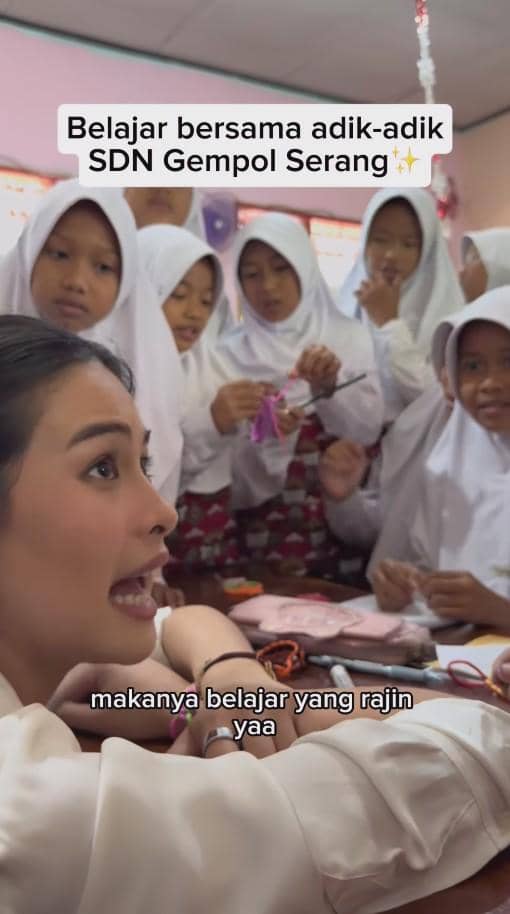 Maudy Ayunda Mengajar di SD (instagram.com/maudyayunda)