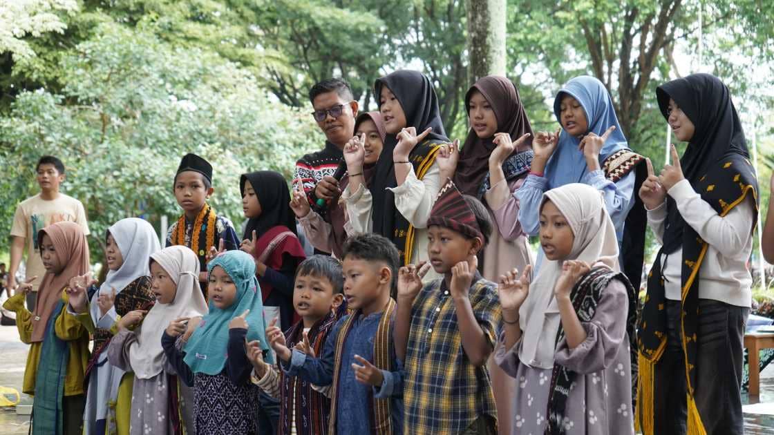 kegiatan Nongki Bedah Buku di Taman Kota Metro