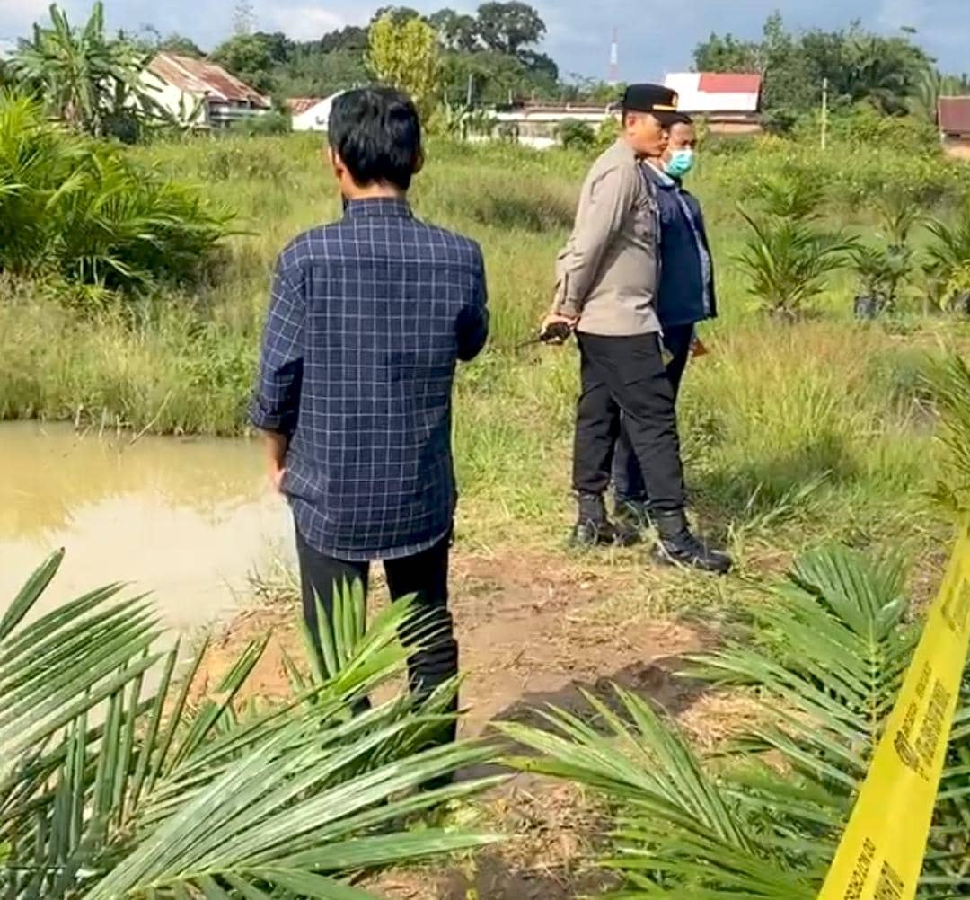 Polisi melakukan olah TKP dua bocah tewas tenggelam. (Dok. IDN Times)