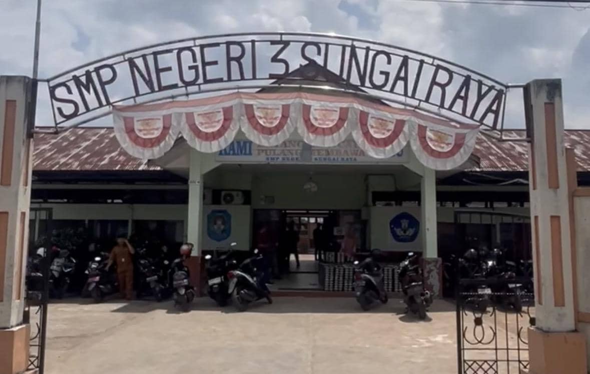 SMAN 3 Kubu Raya dihebohkan dengan ledakan bom molotov.