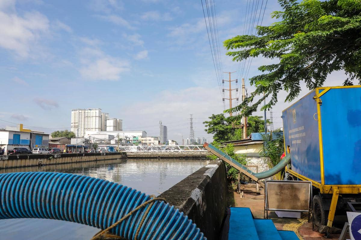 Gubernur DKI Jakarta, Pramono Anung, meninjau pembangunan sistem polder dan rumah pompa Daan Mogot di Jakarta Barat.