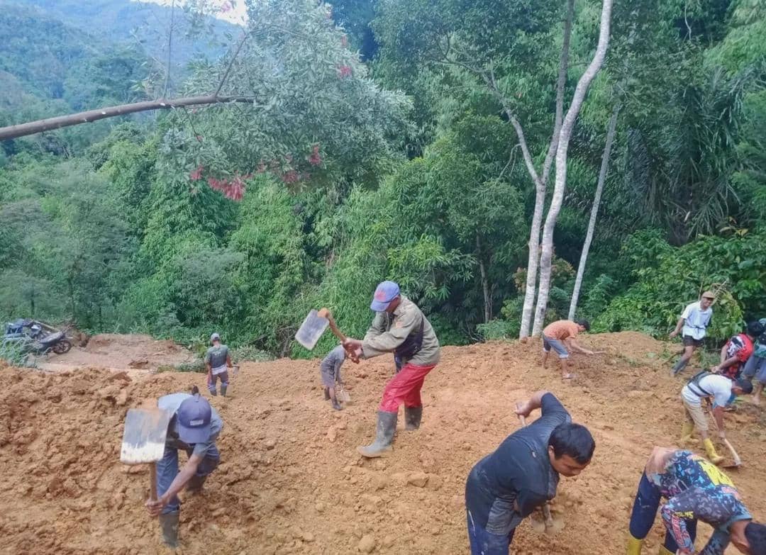 Kondisi longsor di jalan menuju Desa Tanjung Harapan, Kecamatan Sindang Danau, Kabupaten OKU Selatan. (Dok. Pemkab OKU Selatan)