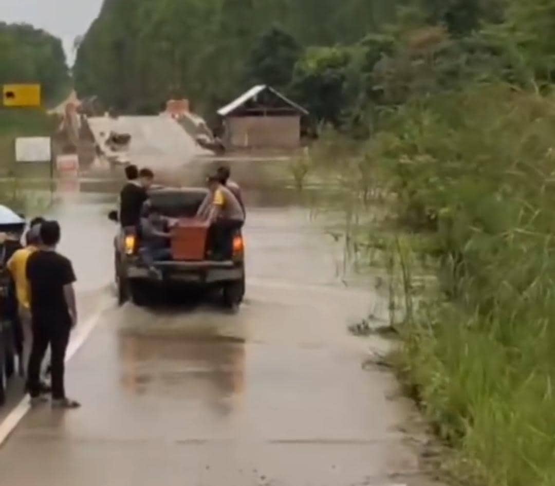 Proses evakuasi jenazah yang dibawa ambulans Yogyakarta di Jalinsum Mura. (Dok. Polsek BTS Ulu)