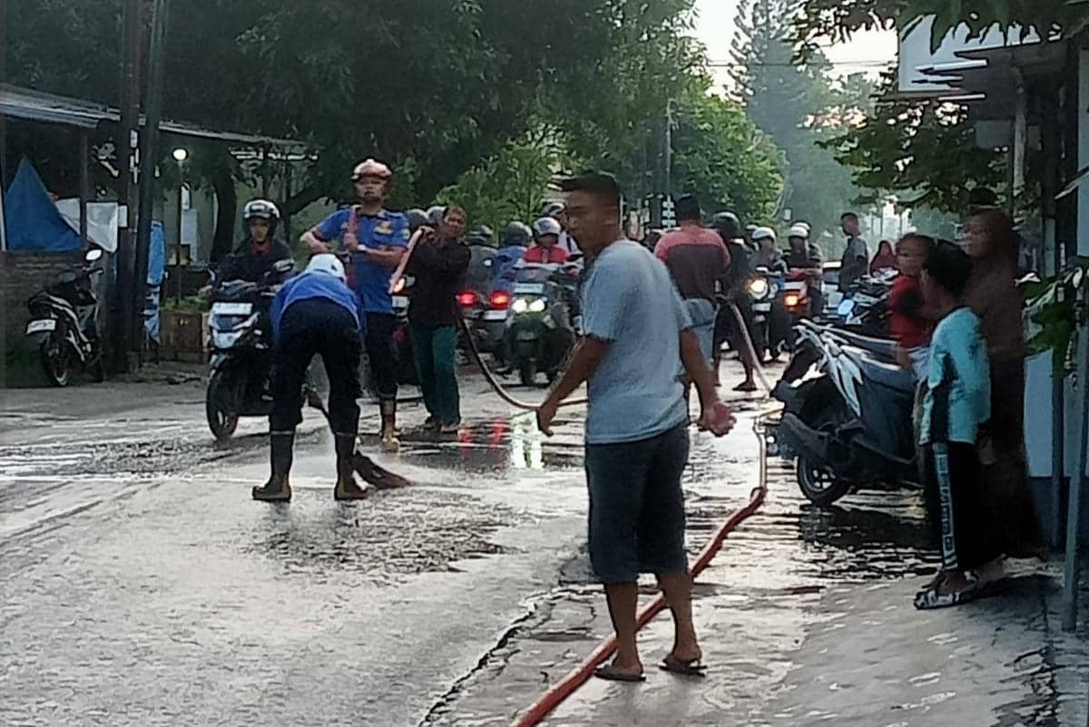 Pembersihan ceceran solar yang menyebabkan puluhan pemotor celaka. 