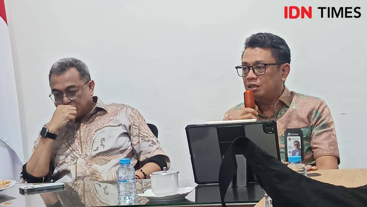 Kepala Ombudsman RI Perwakilan Sulawesi Selatan, Ismu Iskandar (kanan), memaparkan data capaian kinerja Ombudsman Sulsel tahun 2025 dalam kegiatan Ngopi Boss di Kantor Ombudsman RI Sulsel, Makassar, Selasa (3/2/2026). (IDN Times/Asrhawi Muin)