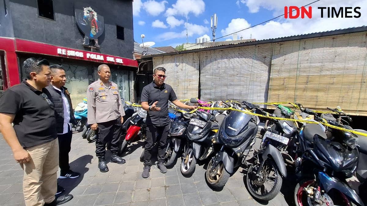 Kasubdit Jatanras Ditreskrimum Polda Sulsel Kompol Benny Pornika (kaca mata) bersama Kaur Penum Subbid Penmas Bidhumas Polda Sulsel Kompol Andi Huseng, (pegang mic) disampingi Kasat Reskrim Pores Bantaeng Iptu Gunawan Amin (kemeja hitam) Kasat Reskrim Polres Bulukumba Iptu Muhammad Ali (pakai rompi) saat rilis kasus curanmor, Selasa (3/2/2026) IDN Times / Darsil Yahya