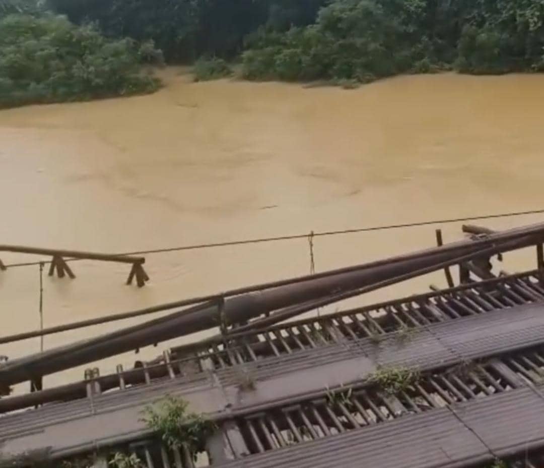 Kondisi Sungai Jernih Desa Harapan Makmur, Kecamatan Muara Lakitan, Kabupaten Musi Rawas meluap. (Dok. Polsek BTS Ulu)