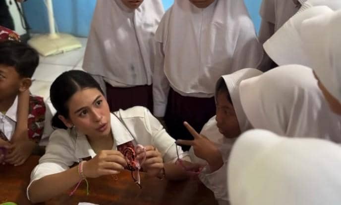 Maudy Ayunda Mengajar di SD (instagram.com/maudyayunda)