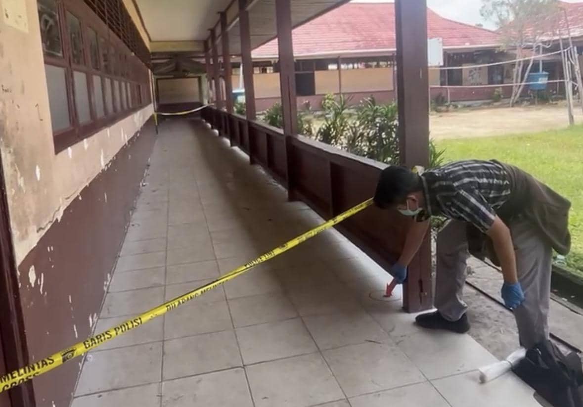 Polisi melakukan penyelidikan pada kasus pelemparan bom molotov. 