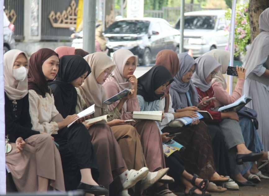 kegiatan Nongki Bedah Buku di Taman Kota Metro
